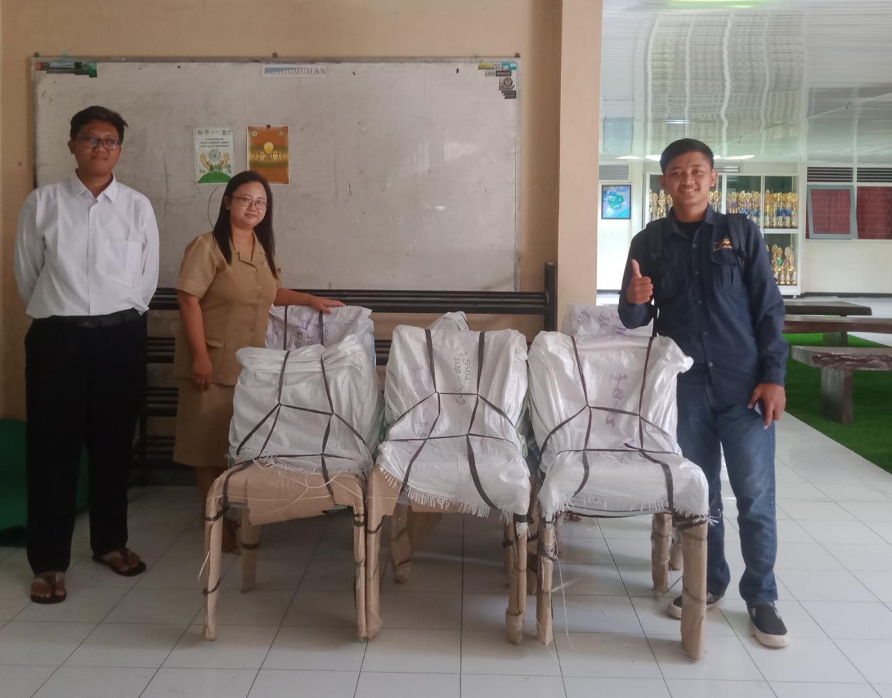 pengantaran kursi ke SMAN 1 Sewon Bantul